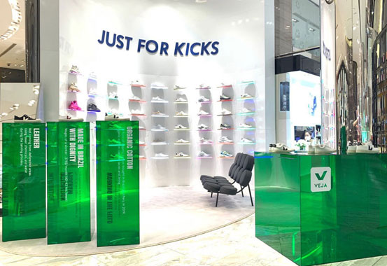 運(yùn)動(dòng)潮牌亞克力展柜展示空間